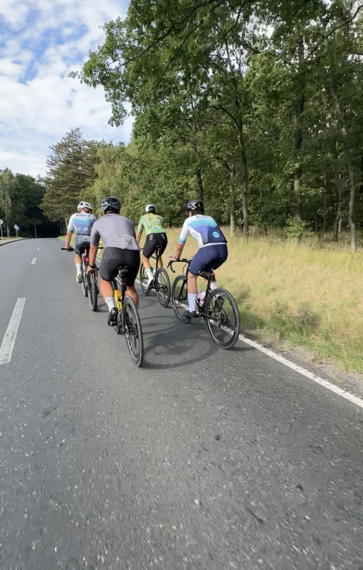 Skupina cyklistů Human Engine při společném tréninku na silnici